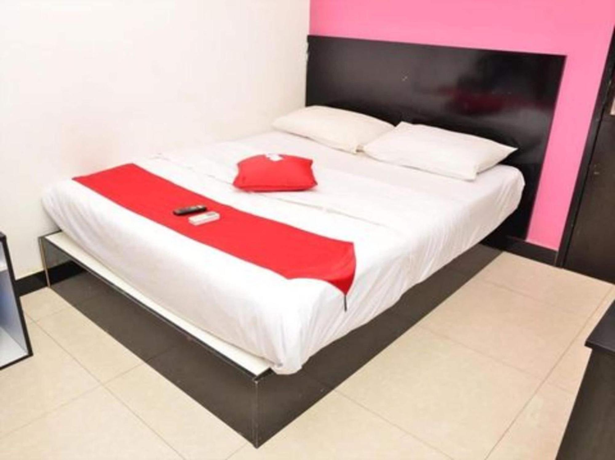 Oyo 91087 Hotel Dspark Port Klang Bagian luar foto